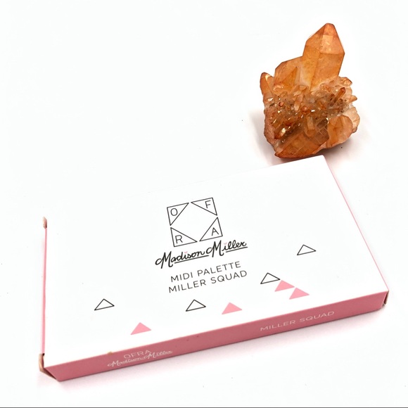 New in box Ofra blush & highlighter palette - Picture 3 of 4